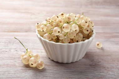 Tahta masadaki kasede taze kuşüzümü, yakın plan.