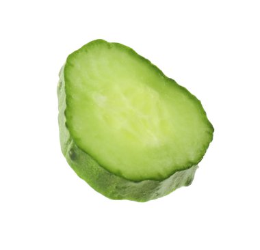 Beyaz üzerine izole edilmiş taze salatalık.