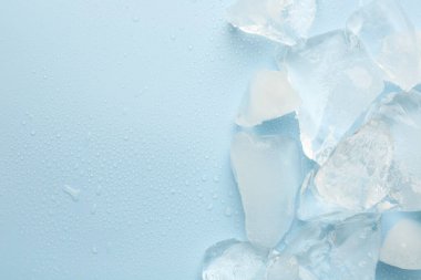 Açık mavi zemin üzerinde ezilmiş buz parçaları