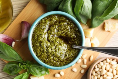 Lezzetli pesto sosu, fesleğen, çam fıstığı, peynir ve sarımsak ahşap masa, üst manzara
