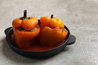 Açık gri masada lezzetli biberler, yakın plan.