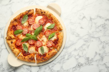 Lezzetli Margherita pizzası, beyaz mermer masa, üst manzara. Metin için boşluk