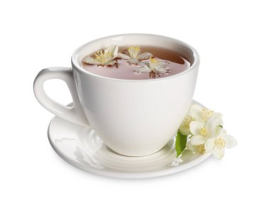 Aromatik yasemin çayı fincanda ve beyaz çiçeklerde izole.