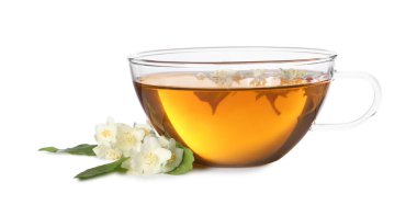 Aromatik yasemin çayı fincanda, çiçekler ve yeşil yapraklar beyazda izole.