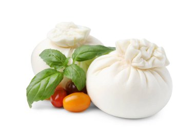 Taze lezzetli burrata peyniri, domates ve fesleğen beyaza izole edilmiş.