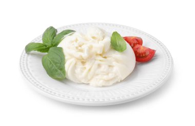 Lezzetli burrata peyniri, domates ve fesleğen beyaza izole edilmiş.