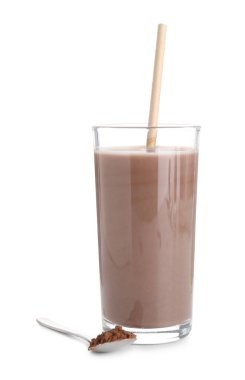 Lezzetli protein karışımı bardakta ve kaşıkta toz beyazı izole edilmiş.