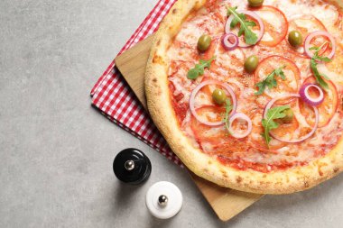 Lezzetli vejetaryen pizza, açık gri arka planda tuz ve biber.