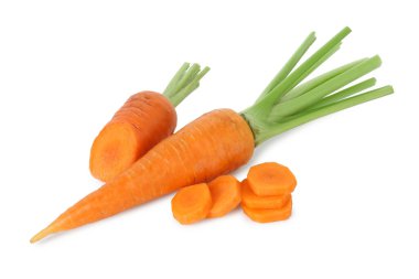 Beyaz havuçların üzerinde taze havuçlar.