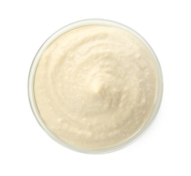 Tabaktaki leziz humus beyaza izole edilmiş, üst manzara.