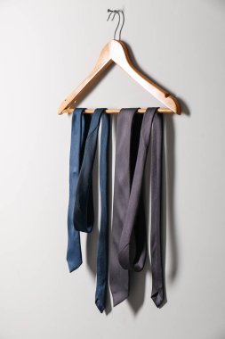 Aydınlık duvarda farklı şık kravatlı askı