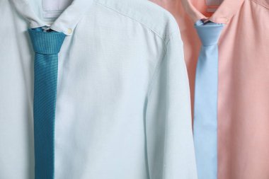 Arka plan olarak farklı gömlek ve kravatlar, üst görünüm