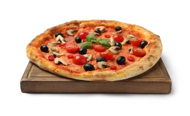 Domatesli, mantarlı, siyah zeytinli ve beyaz üzerine izole edilmiş fesleğenli lezzetli pizza.