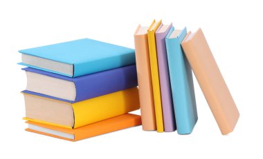 Birçok parlak renkli kitap beyaz üzerine izole edilmiştir.