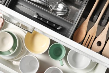 Seramik bulaşık takımı, çatal bıçak takımı ve çatal bıçak takımı.