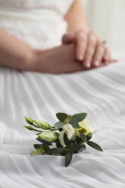 Damat için yaka çiçekli gelin, yakın plan.