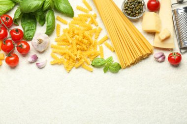 Farklı türde makarna, rende, baharat ve ürünler açık masa, düz yatak. Metin için boşluk