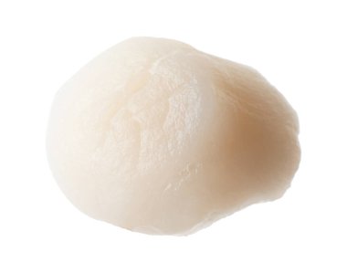 Bir taze çiğ deniz tarağı beyaza izole edilmiş.