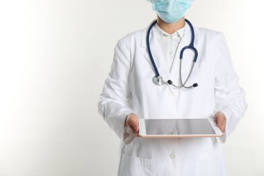 Tableti beyaz arka planda olan doktor, yakın plan görüntüsü. Metin için boşluk