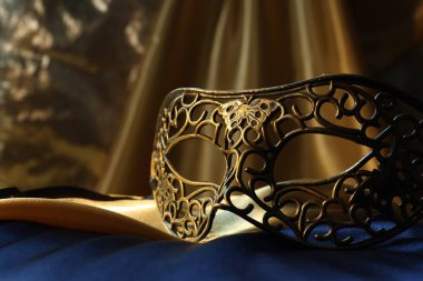 Mavi kumaşlı güzel bir karnaval maskesi, yakın plan. Metin için boşluk