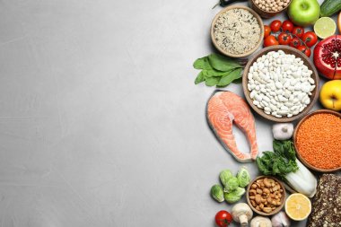 Düz bileşim, taze balık ve diğer ürünlerle açık gri masada yatıyordu, yazı için yer vardı. Dengeli diyet