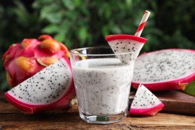 Nefis pitahaya smoothie ve ahşap masada taze meyveler.