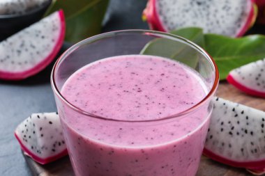 Nefis pitahaya smoothie ve taze meyveler masada, yakın plan.