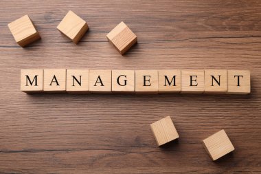 Kelime Yönetimi, tahta küplerden yapılmıştır.