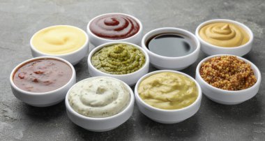 Gri masada bir sürü farklı sos var.