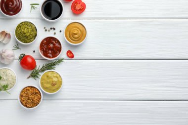 Birçok farklı sos, baharat ve sebze beyaz ahşap masa, düz yatak. Metin için boşluk