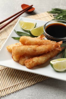 Gri masada servis edilen lezzetli kızarmış karidesler.