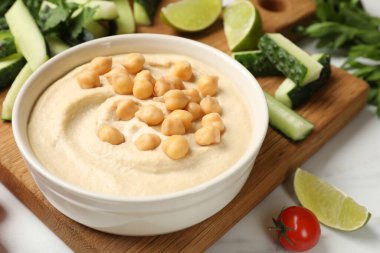 Kavanozda nohut ve ışık masasında taze ürünler, yakın plan.