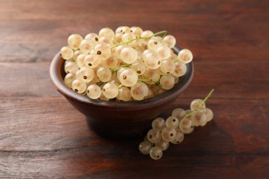 Tahta masadaki kasede taze kuşüzümü, yakın plan.