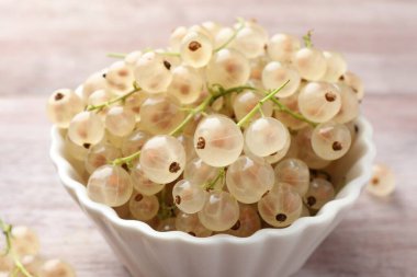 Tahta masadaki kasede taze kuşüzümü, yakın plan.