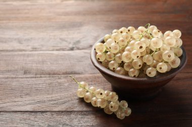 Tahta masada kasede taze üzümlü üzümler, metin için yer var.