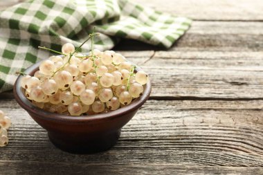 Tahta masadaki kasede taze üzümlü üzümler, yakın plan. Metin için boşluk