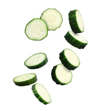 Beyaz arka planda taze salatalık dilimleri