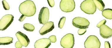 Beyaz arka planda taze salatalık dilimleri. Pankart tasarımı