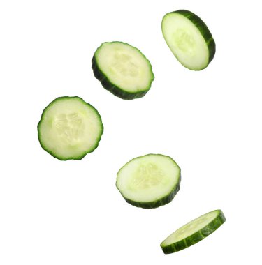 Beyaz arka planda taze salatalık dilimleri