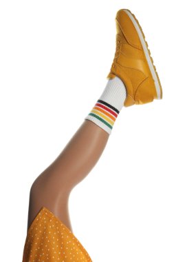 Beyaz arka planda spor ayakkabı giyen kadın, yakın plan.