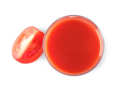 Bardakta leziz domates suyu ve taze sebze, beyaz, üst manzara.