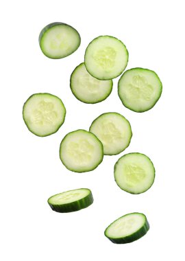 Beyaz arka planda taze salatalık dilimleri