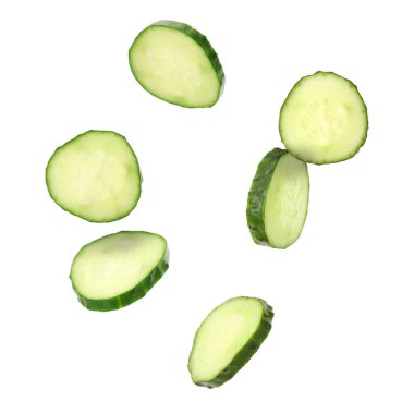 Beyaz arka planda taze salatalık dilimleri