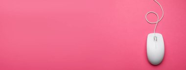 Pembe arka planda bilgisayar faresi, üst görüntü. Metin için alanı olan pankart tasarımı