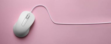 Pembe arka planda bilgisayar faresi, üst görüntü. Metin için alanı olan pankart tasarımı