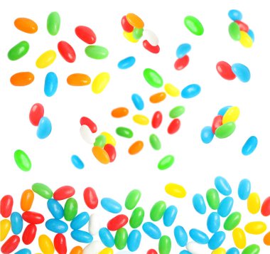 Beyaz arka plana düşen bir sürü tatlı jöle şekeri