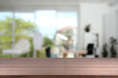 Ofisteki boş tahta masa. Tasarım için boşluk