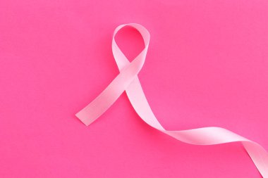 Pembe arka planda farkındalık kurdelesi, üst manzara. Metin için boşluk
