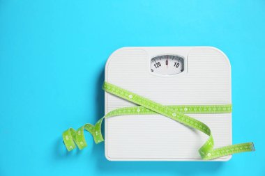 Açık mavi arka plan, üst görünümde mezura ile ölçeklendirilmiş. Metin için boşluk