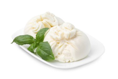 Lezzetli burrata peyniri ve fesleğen beyaz üzerine izole edilmiş.